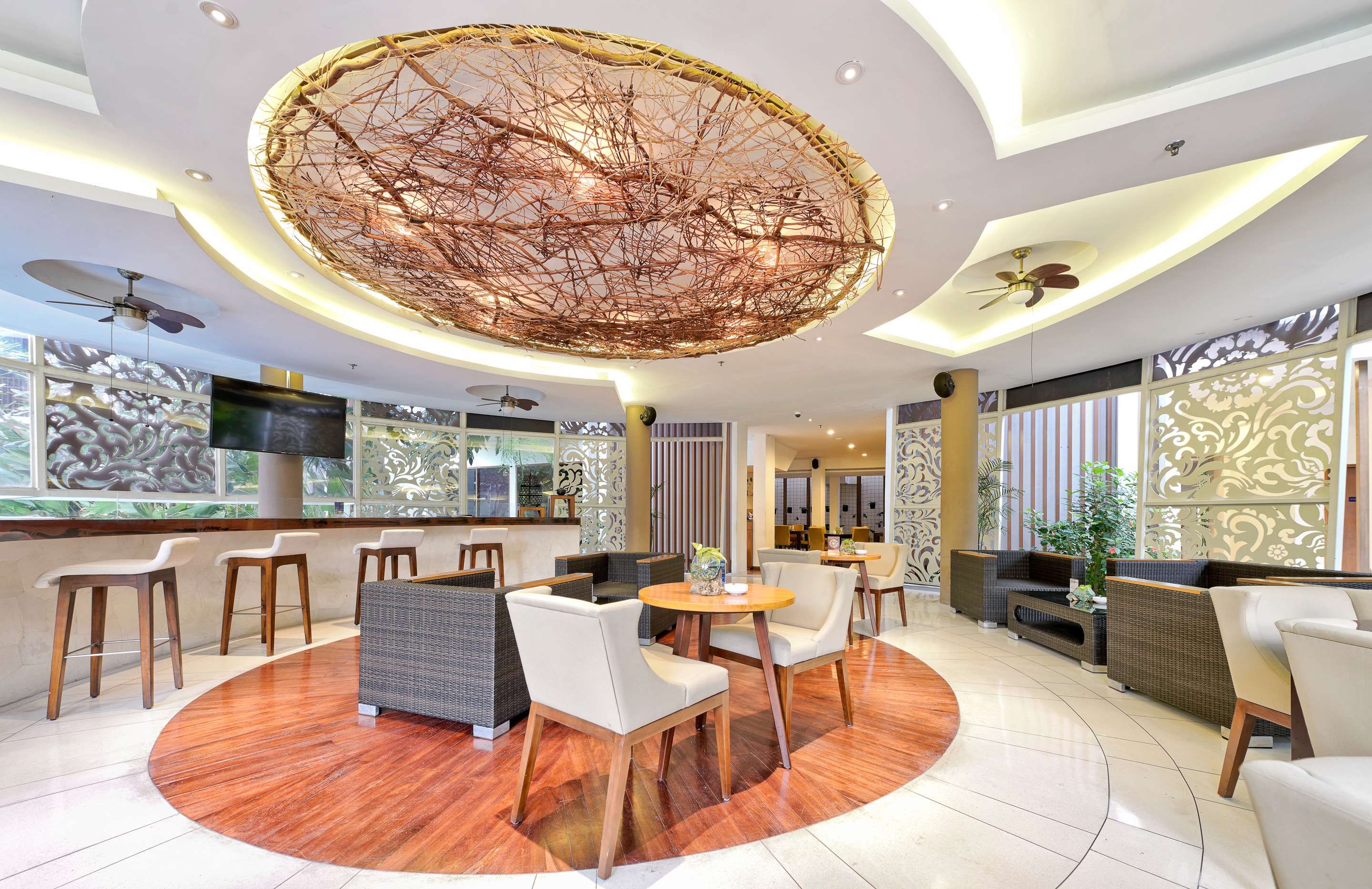 حوض السباحة