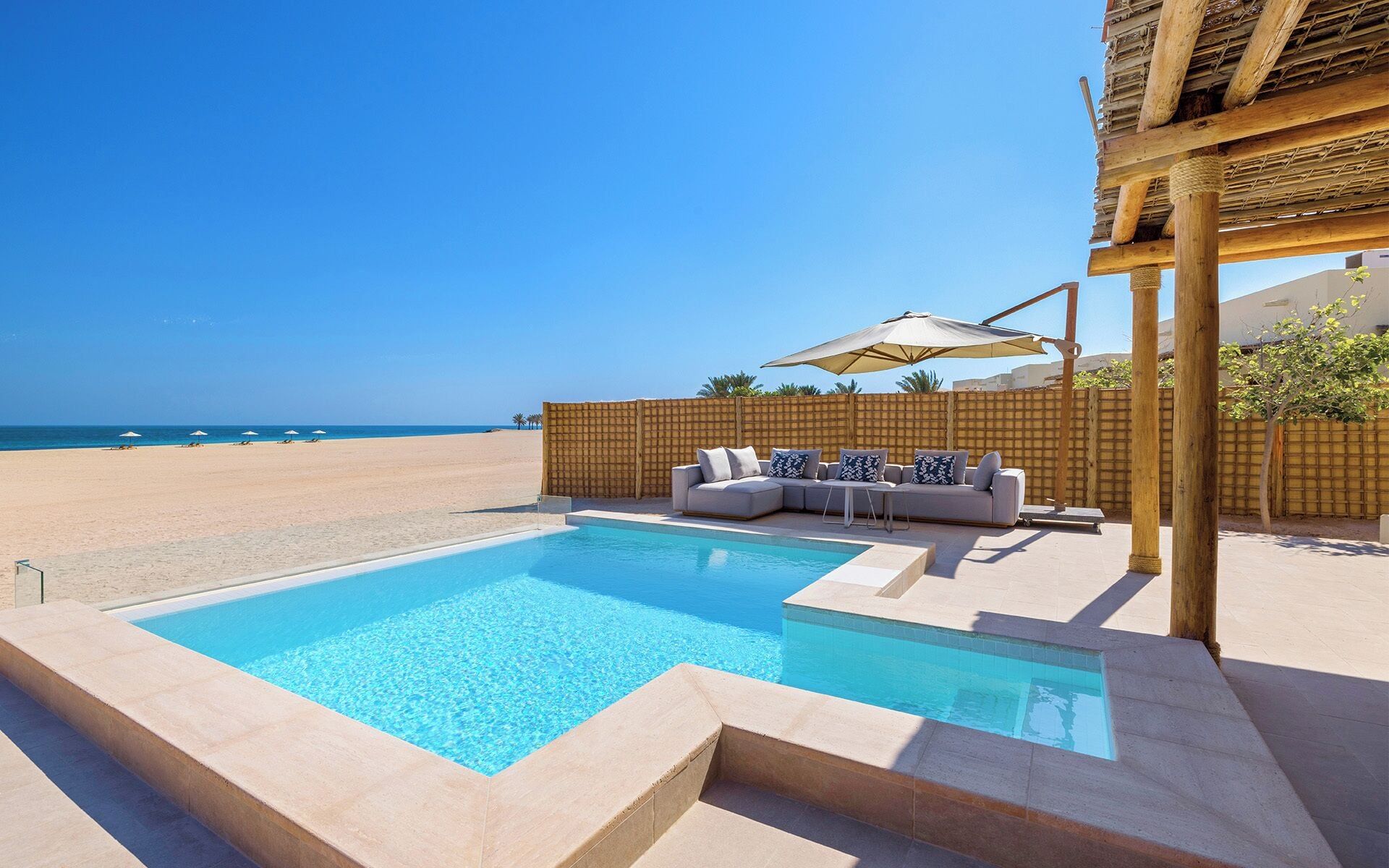 حوض السباحة