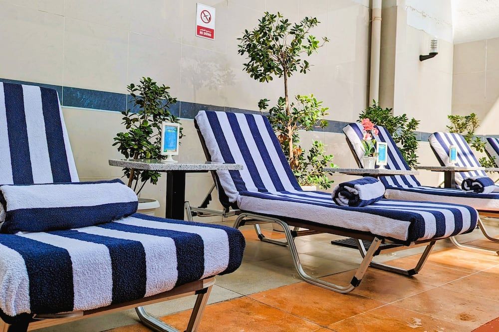 حوض السباحة