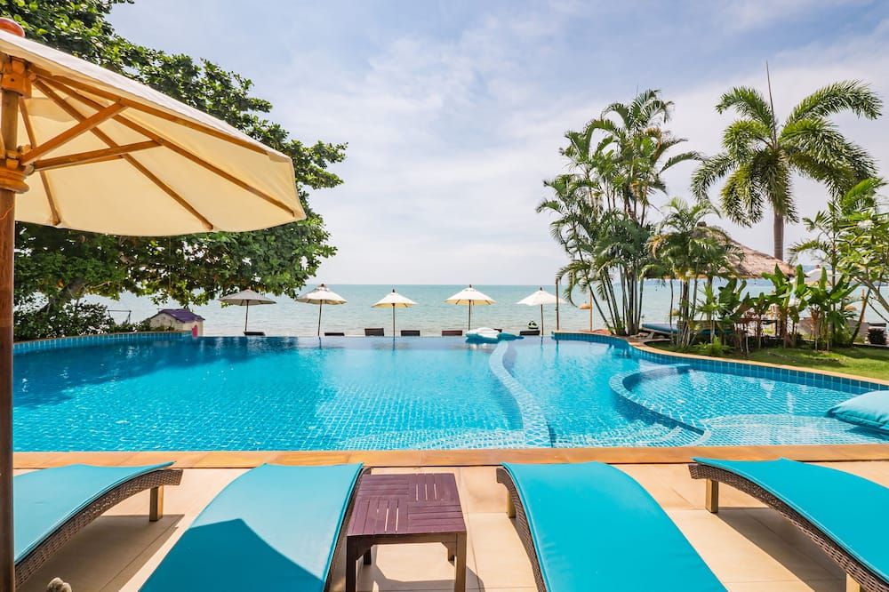 حوض السباحة