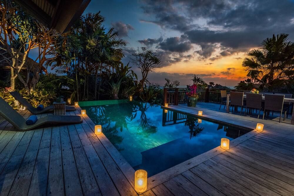 حوض السباحة