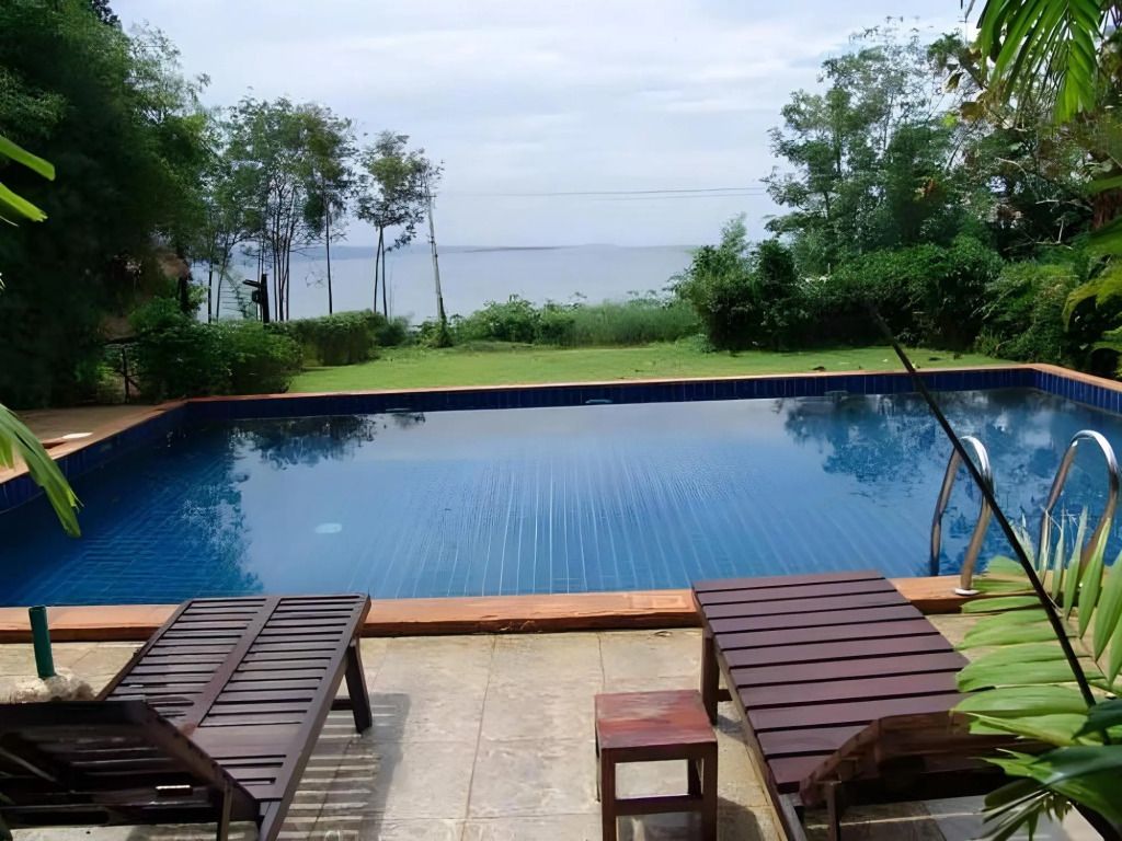 حوض السباحة