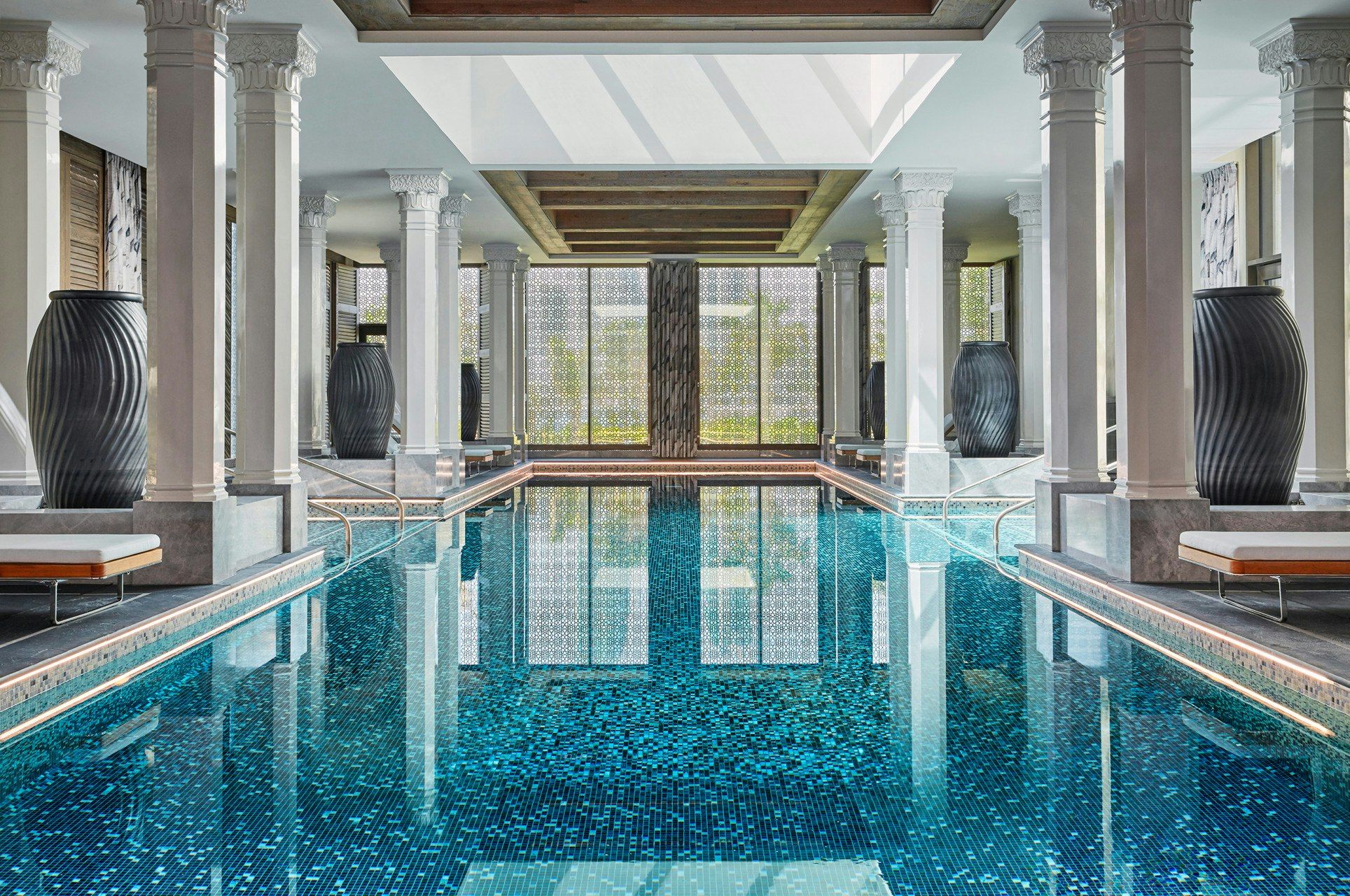 حوض السباحة