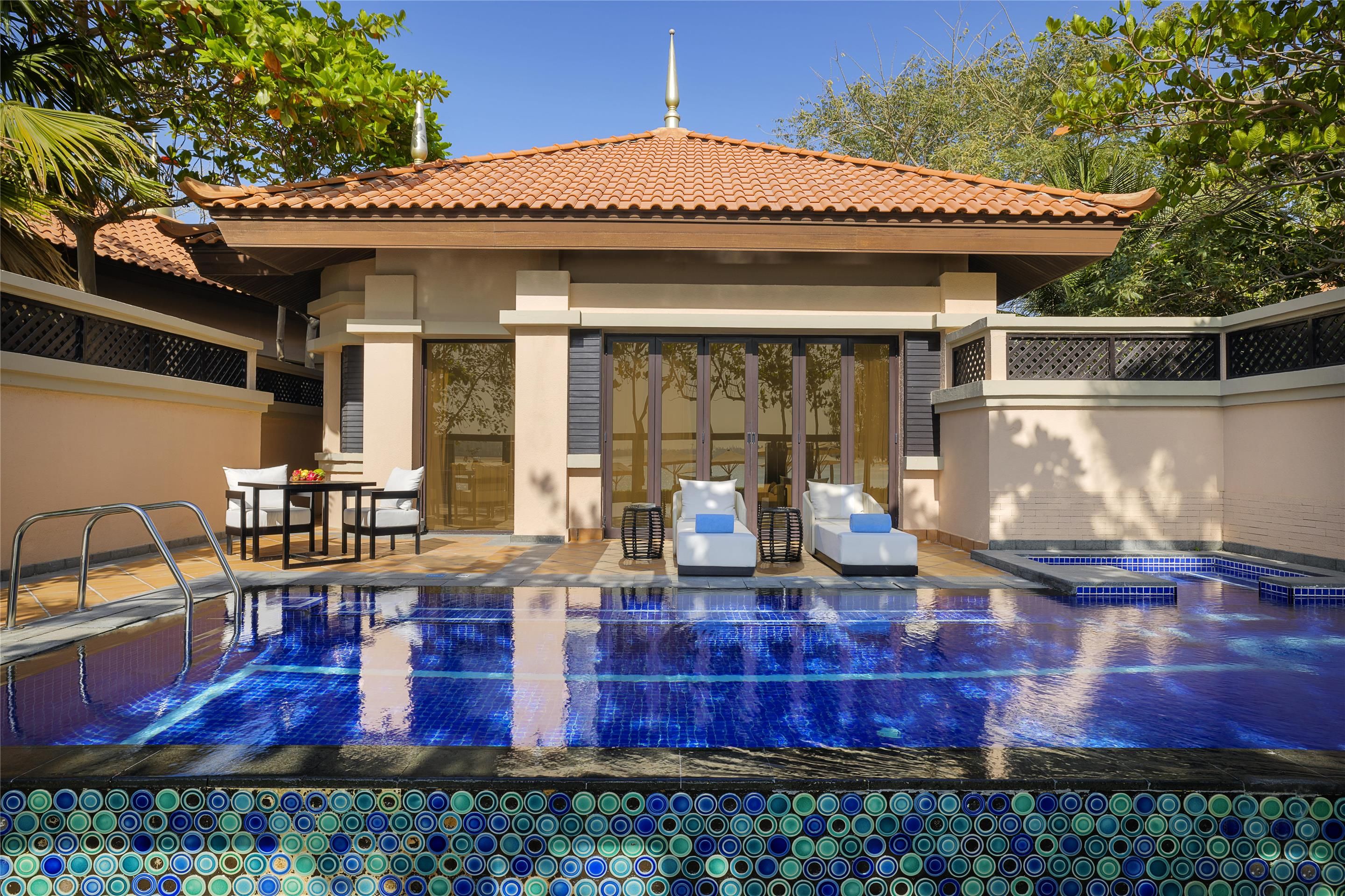 حوض السباحة