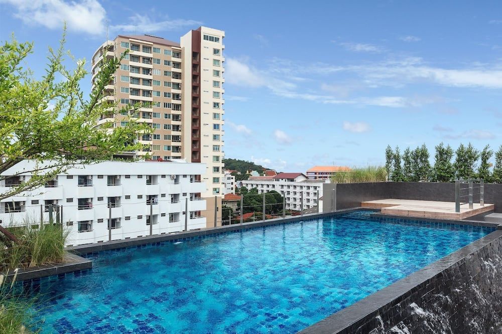 حوض السباحة