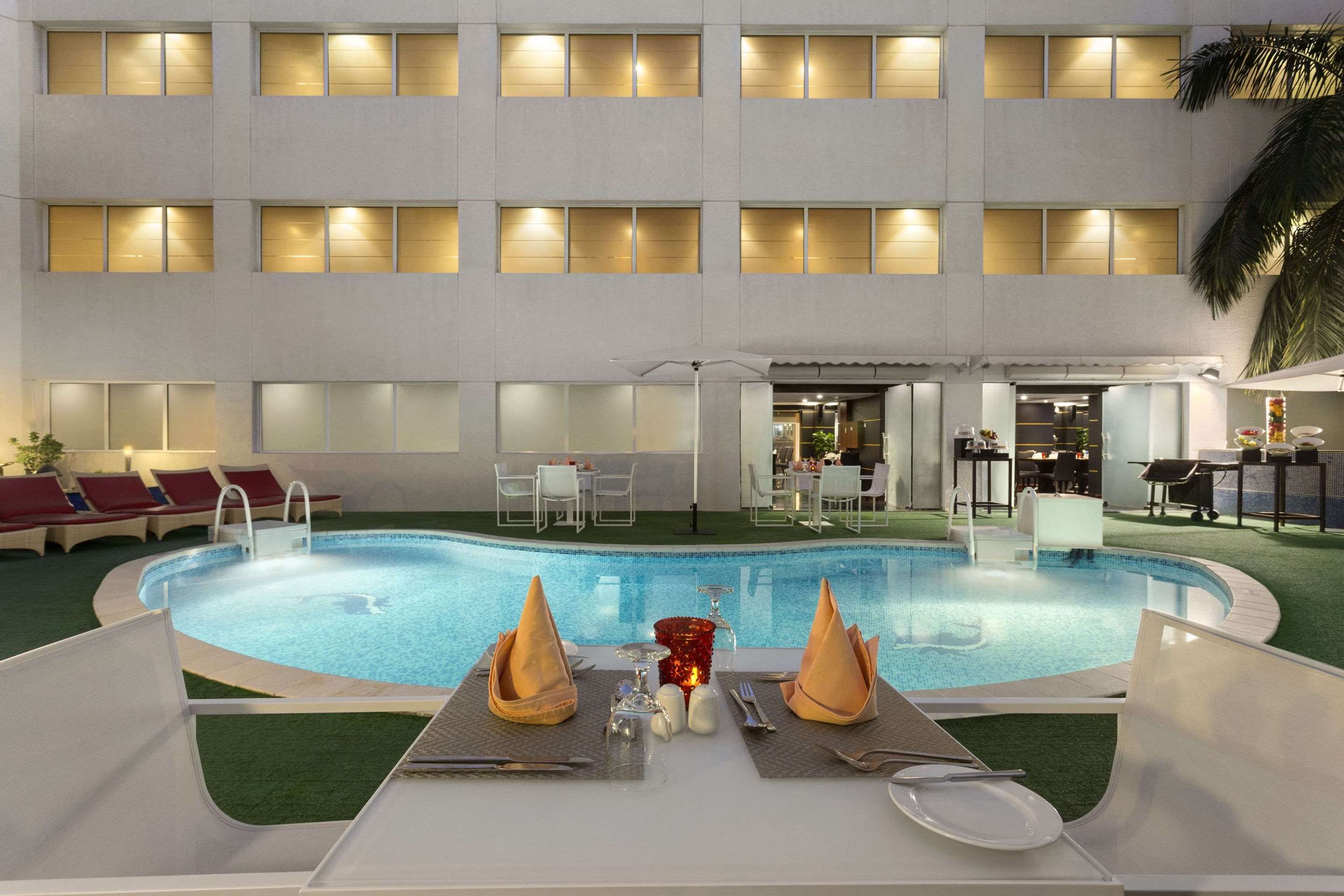 حوض السباحة