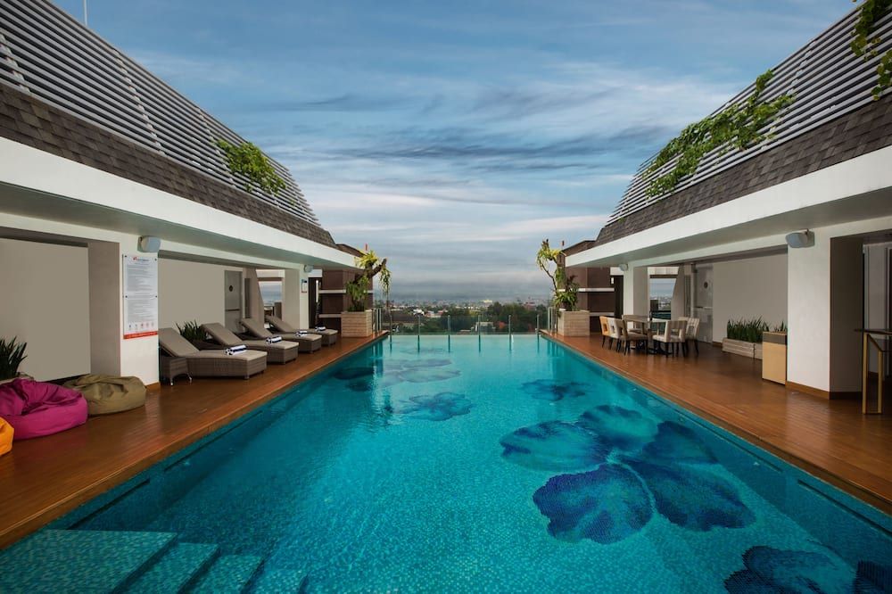 حوض السباحة