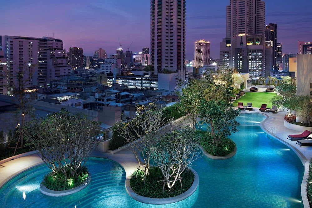 حوض السباحة