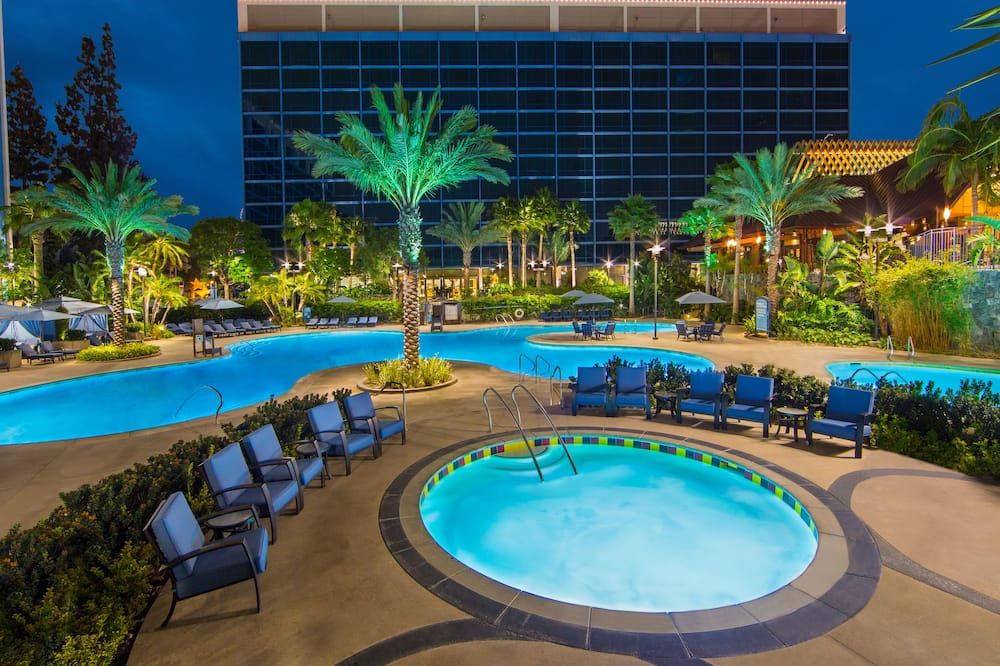 حوض السباحة