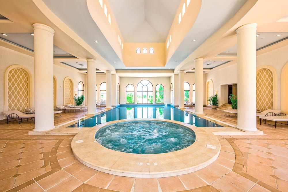 حوض السباحة