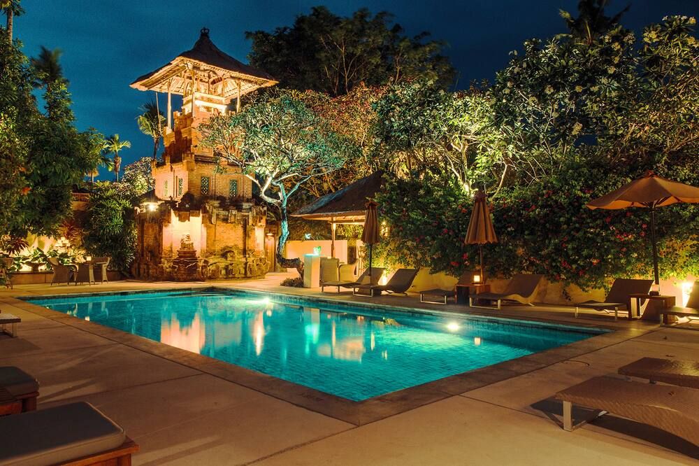 حوض السباحة