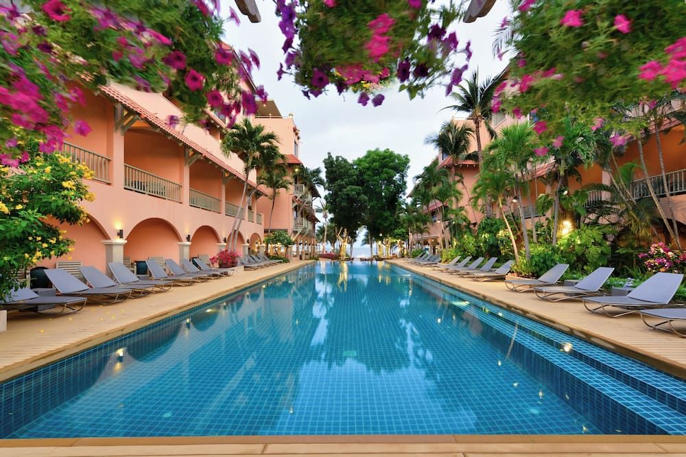 حوض السباحة