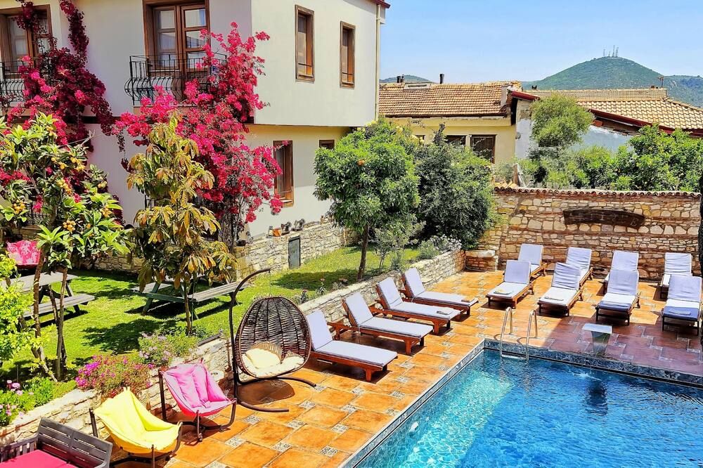 حوض السباحة