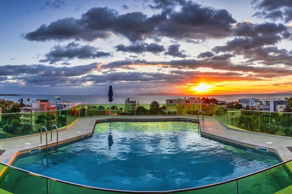 حوض السباحة