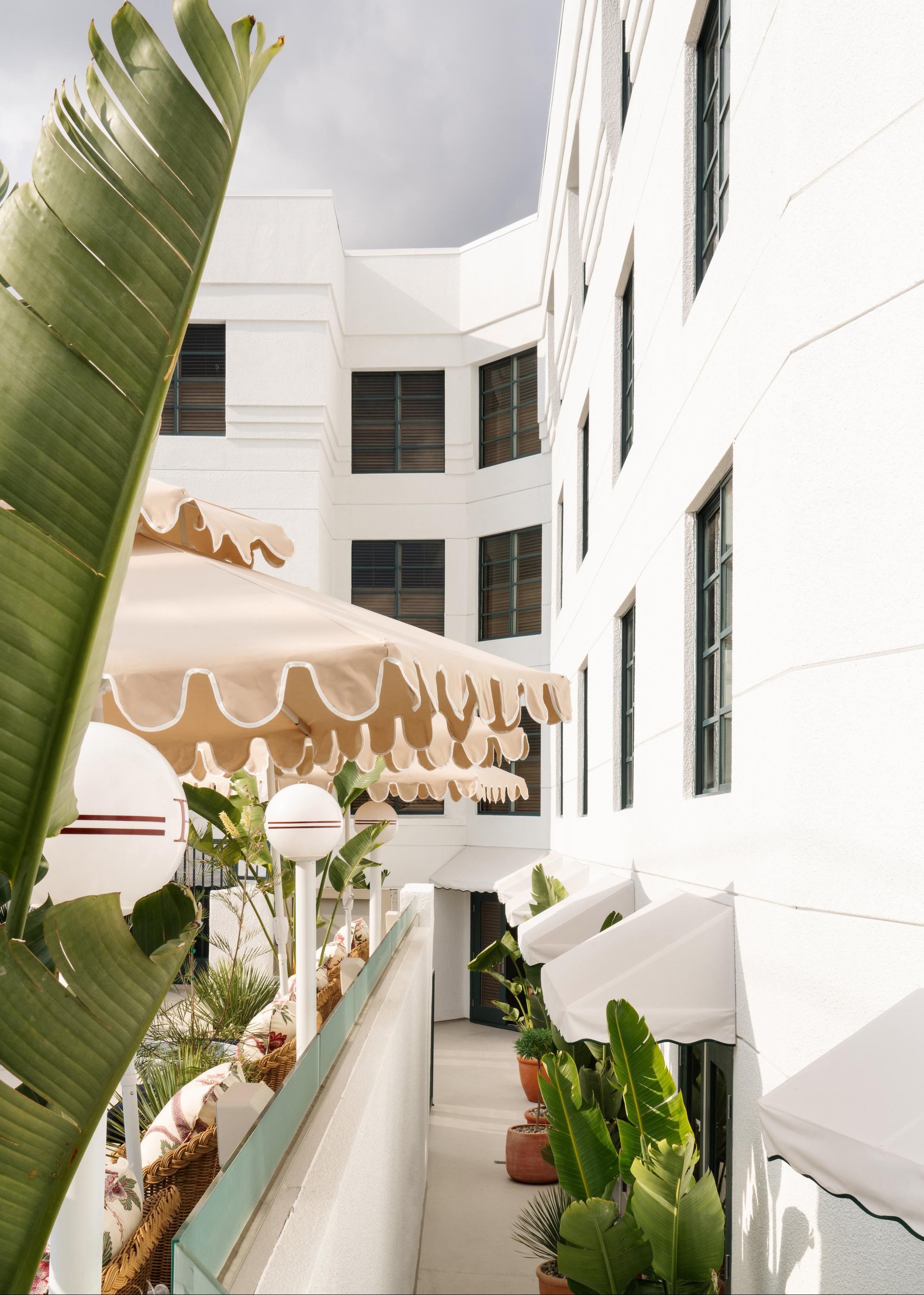 حوض السباحة