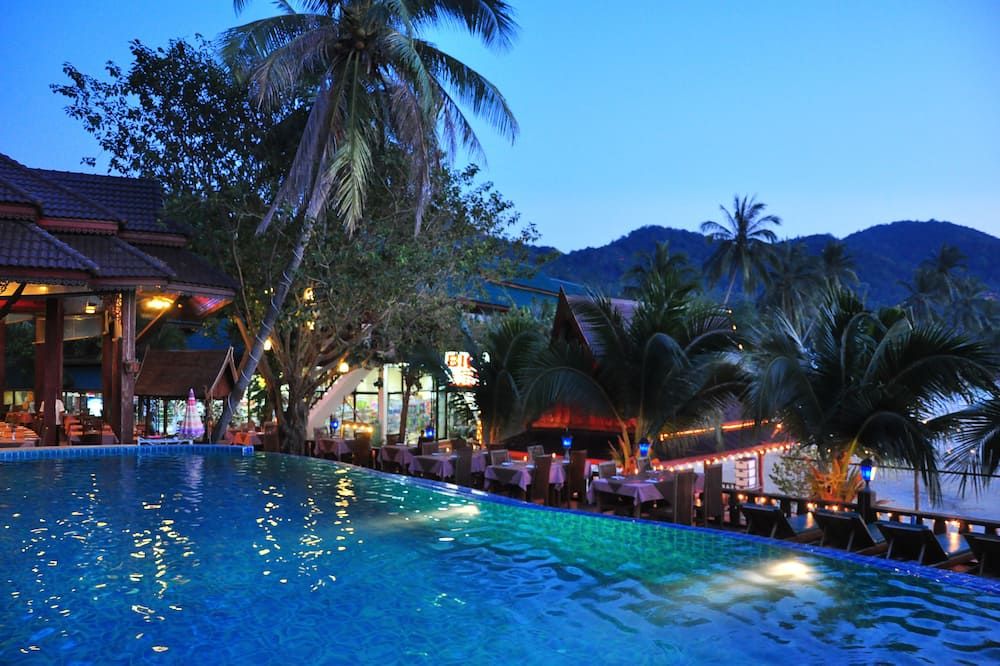 حوض السباحة