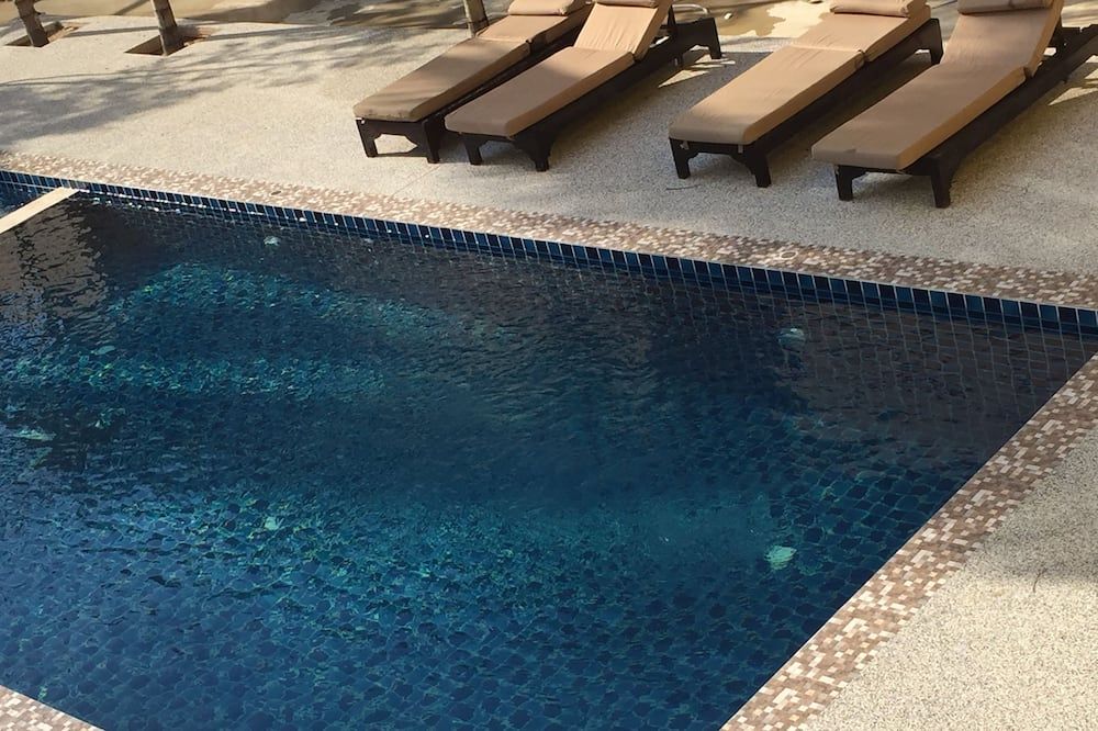 حوض السباحة