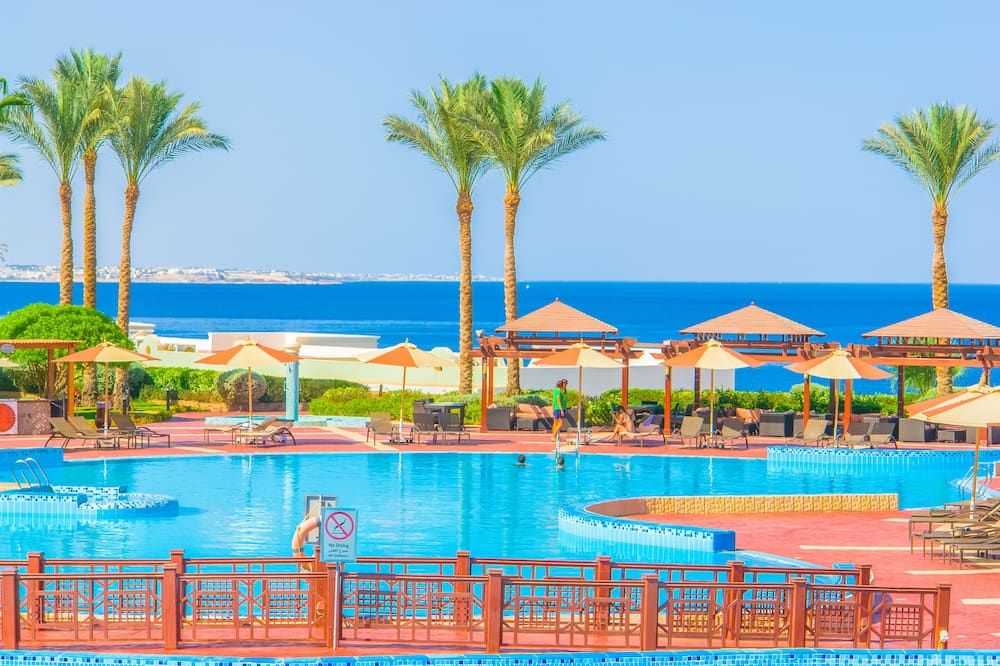 حوض السباحة