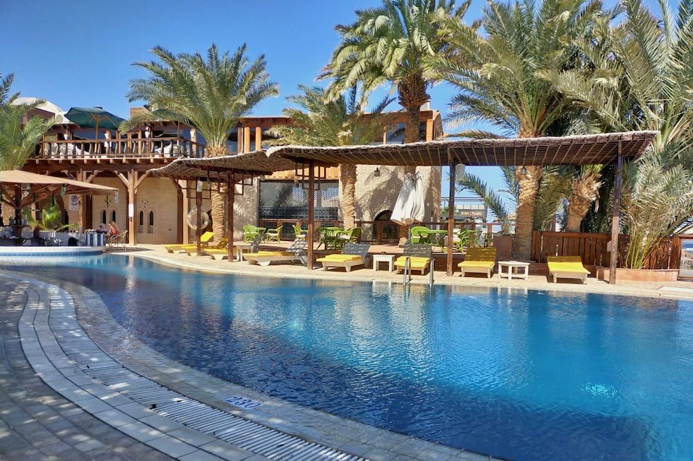 حوض السباحة