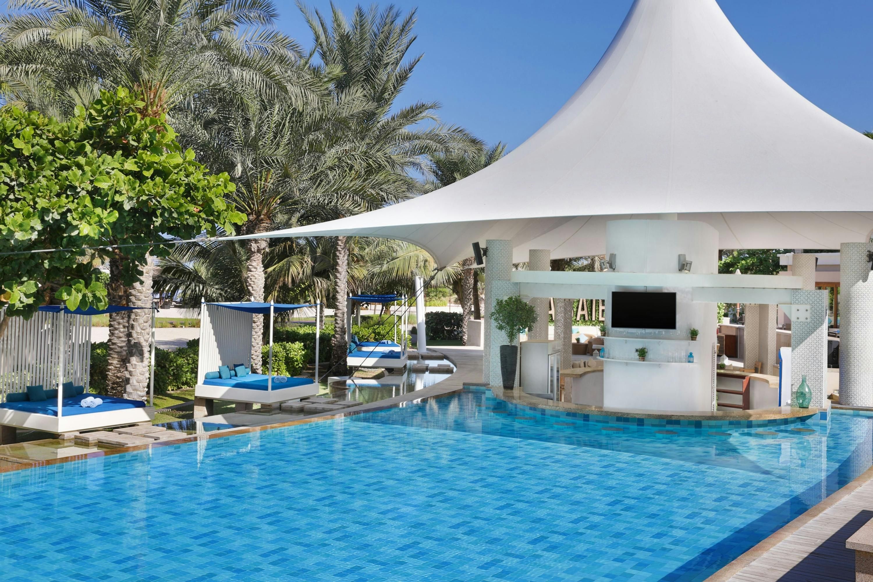 حوض السباحة