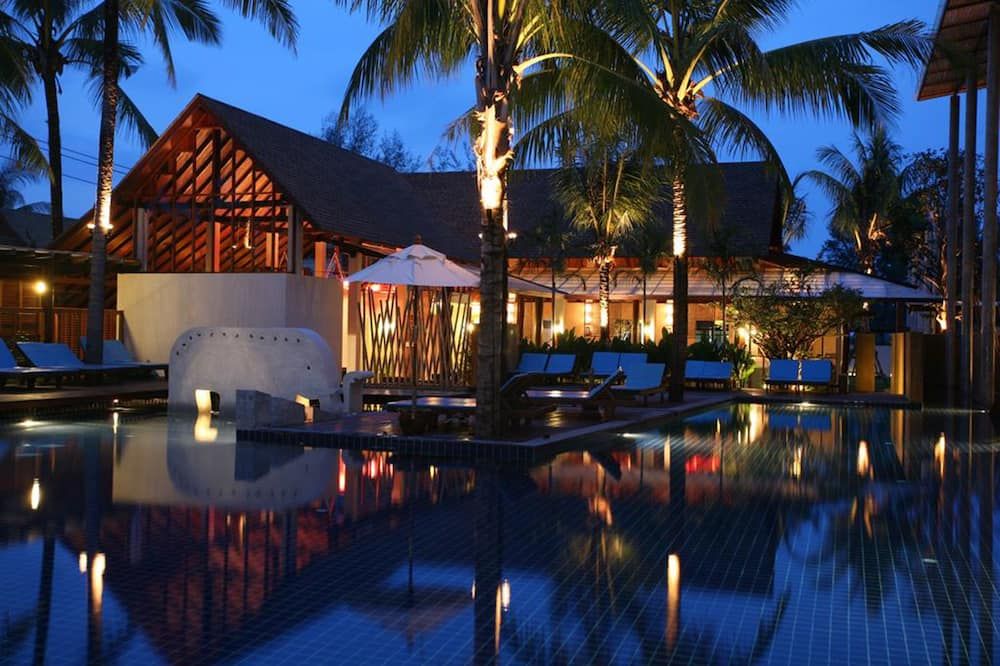 حوض السباحة