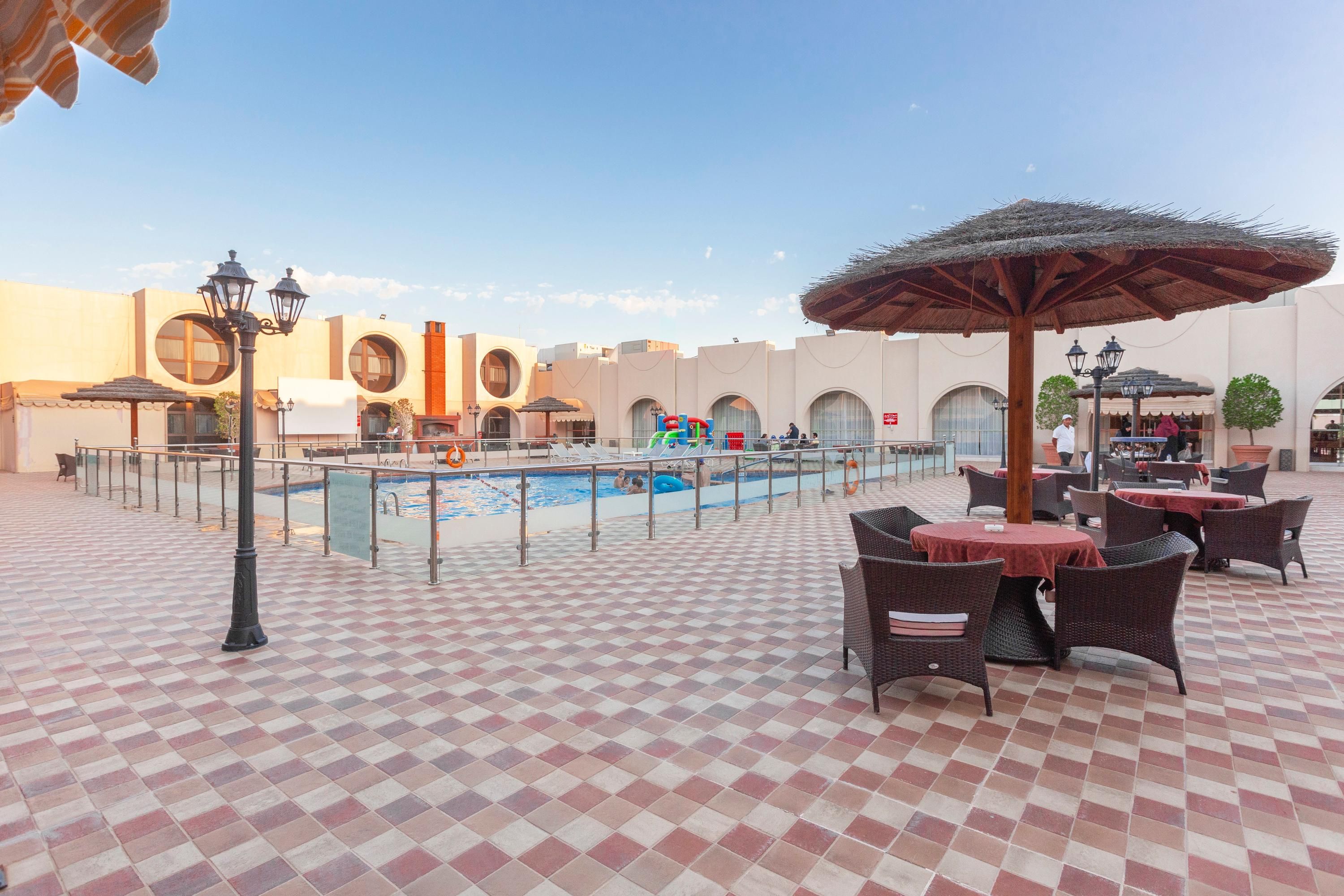 حوض السباحة