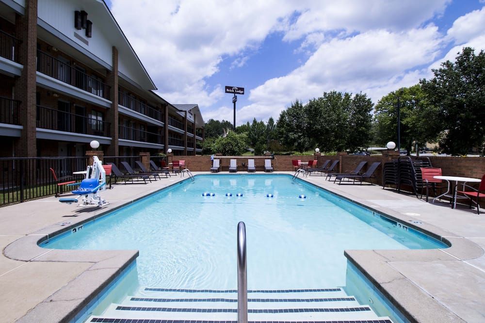 حوض السباحة