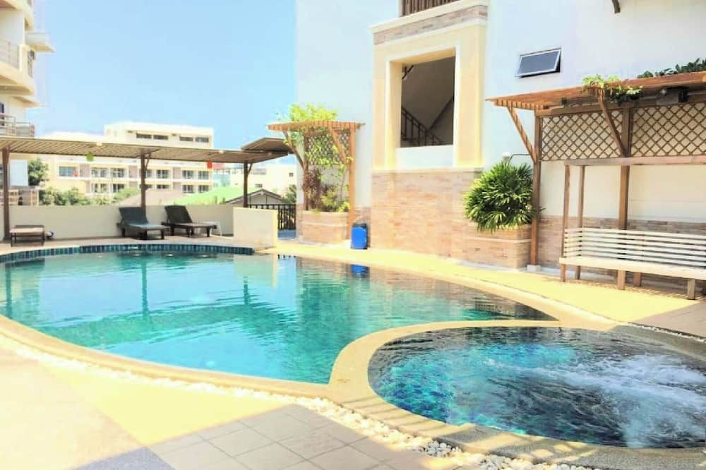 حوض السباحة