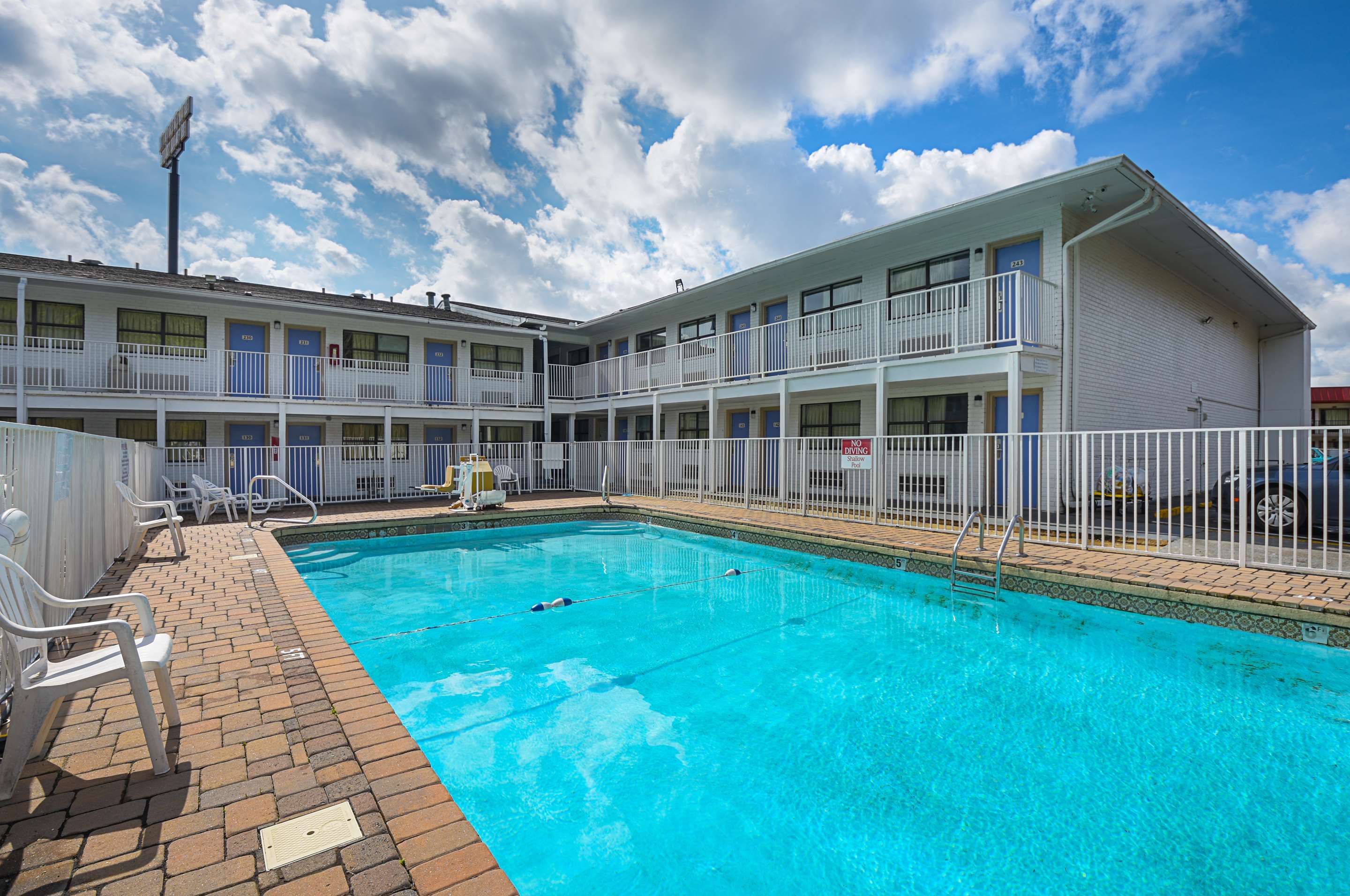 حوض السباحة