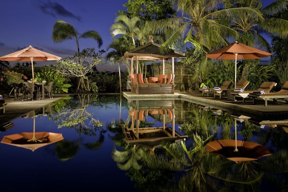 حوض السباحة