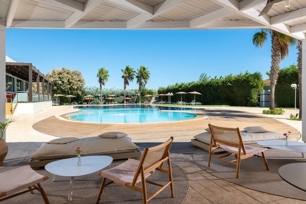 حوض السباحة