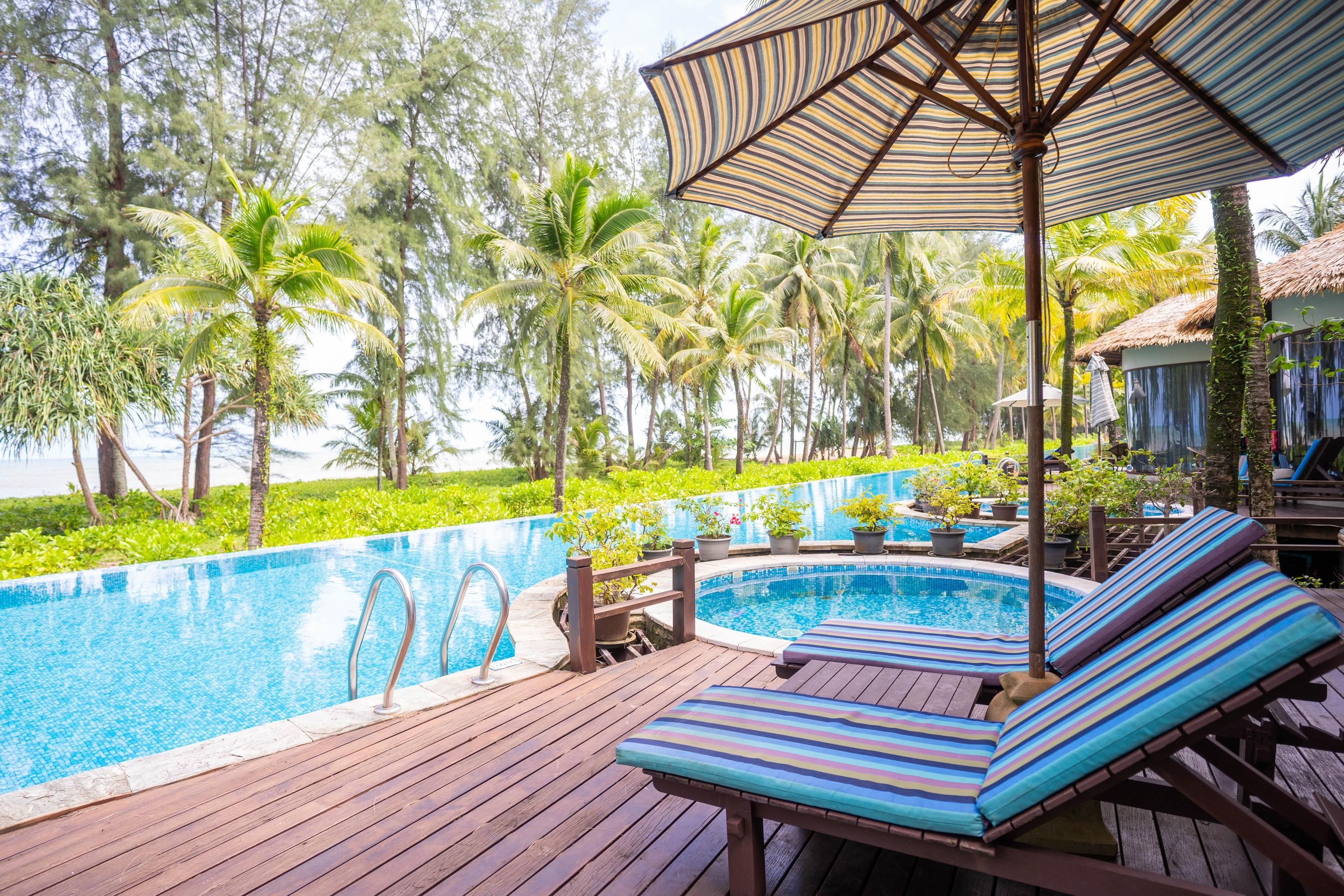 حوض السباحة