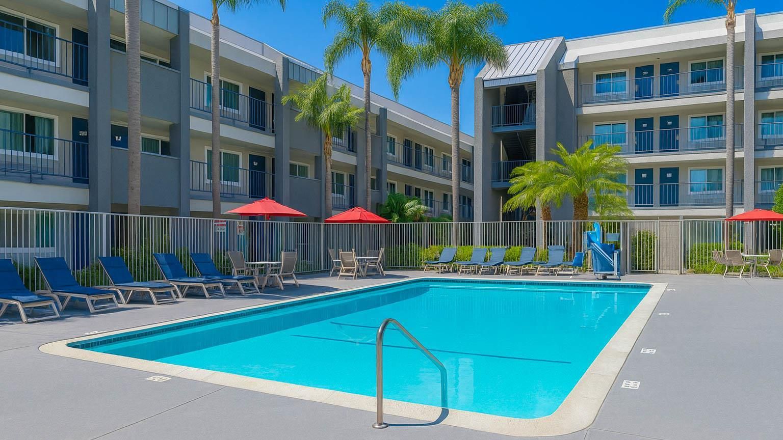 حوض السباحة