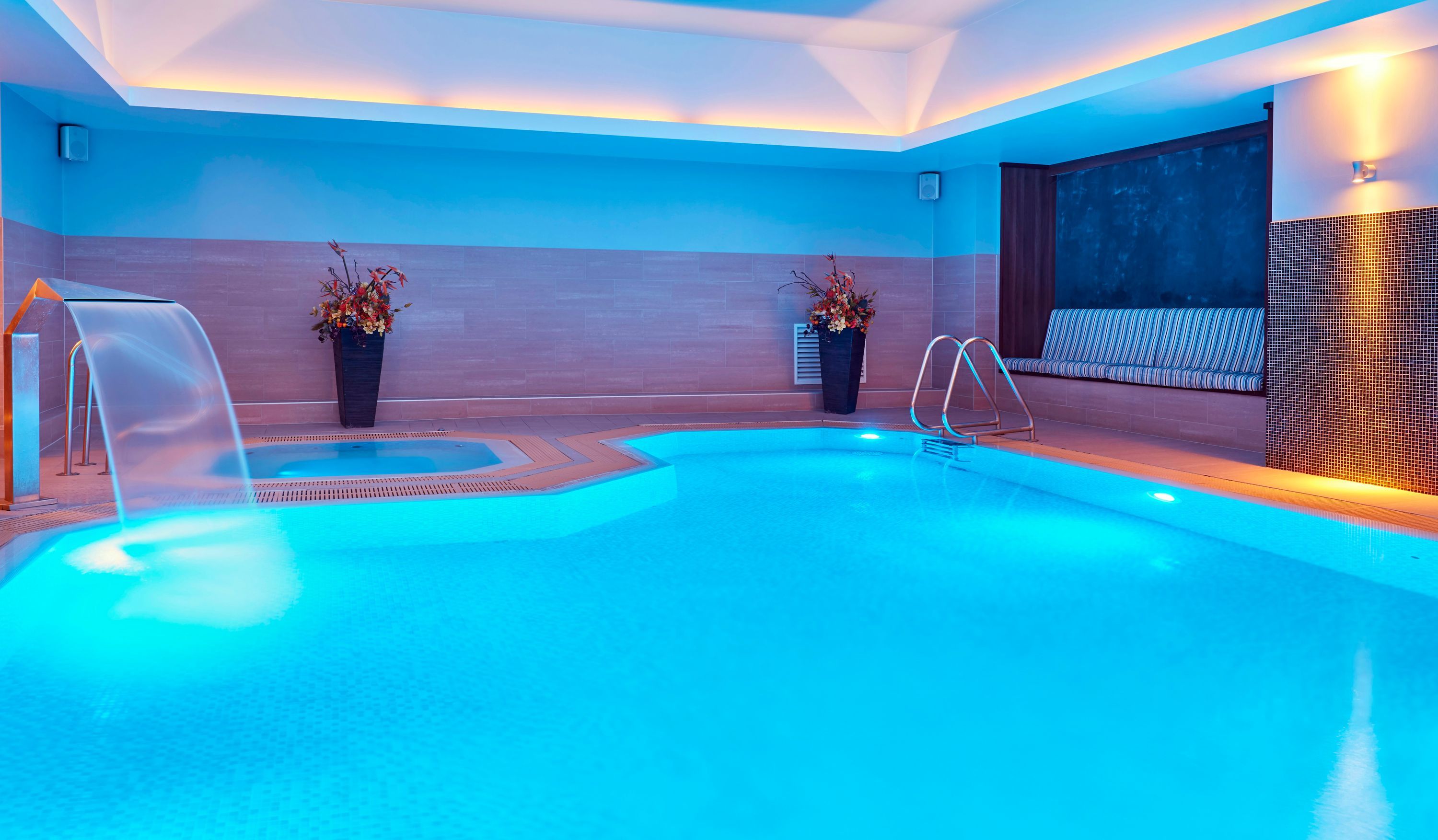 حوض السباحة