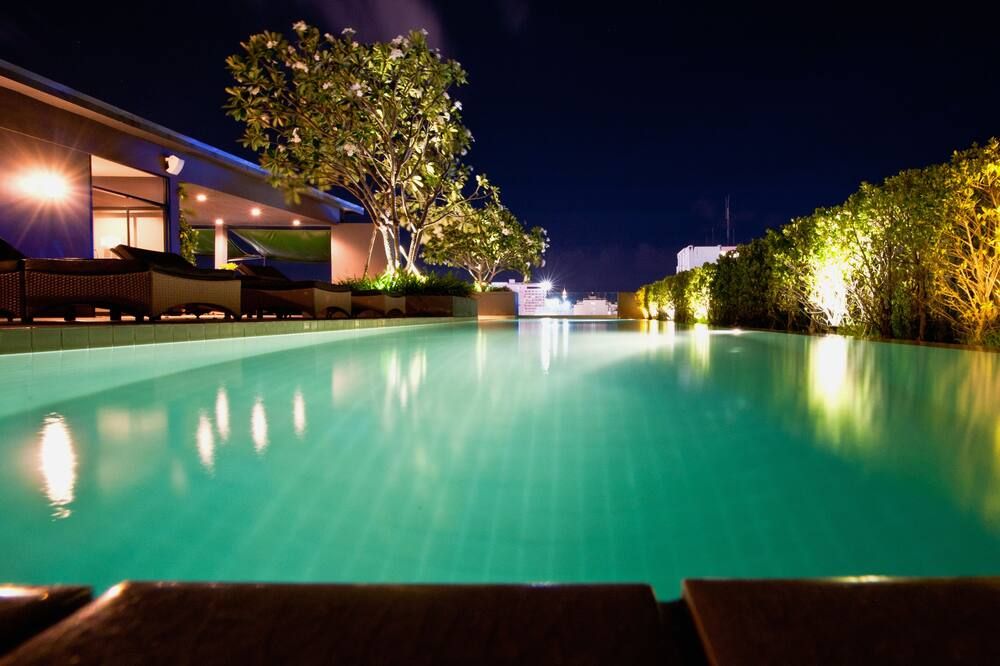 حوض السباحة