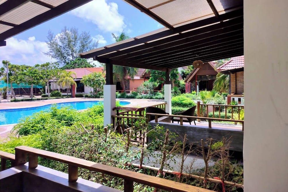 حوض السباحة