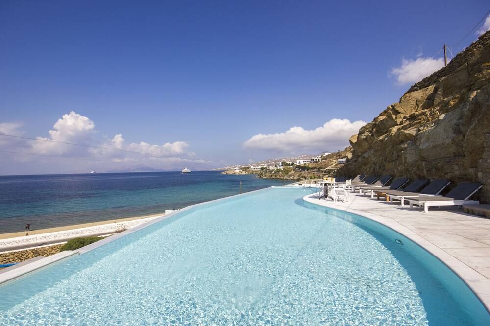 حوض السباحة