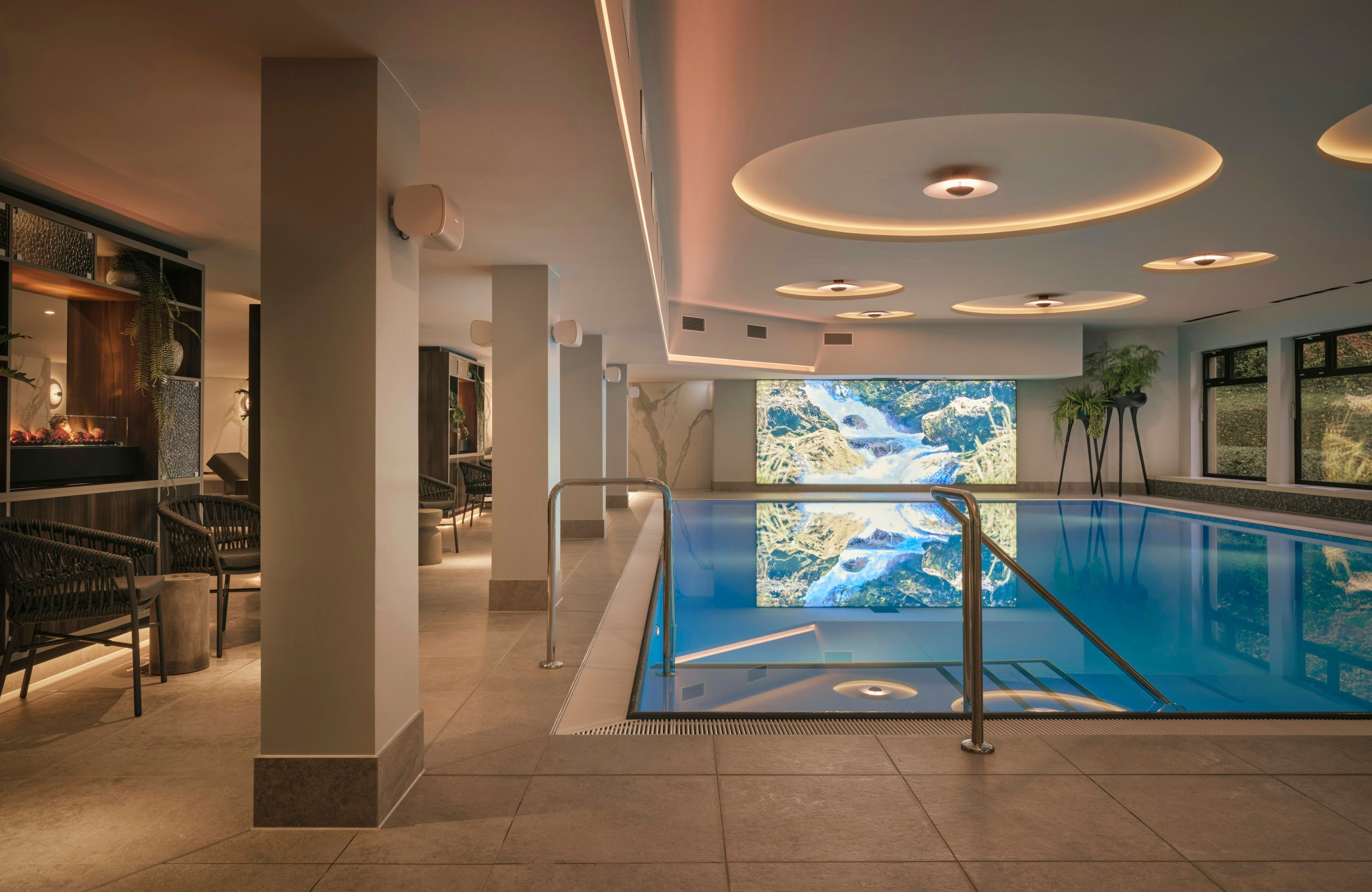 حوض السباحة