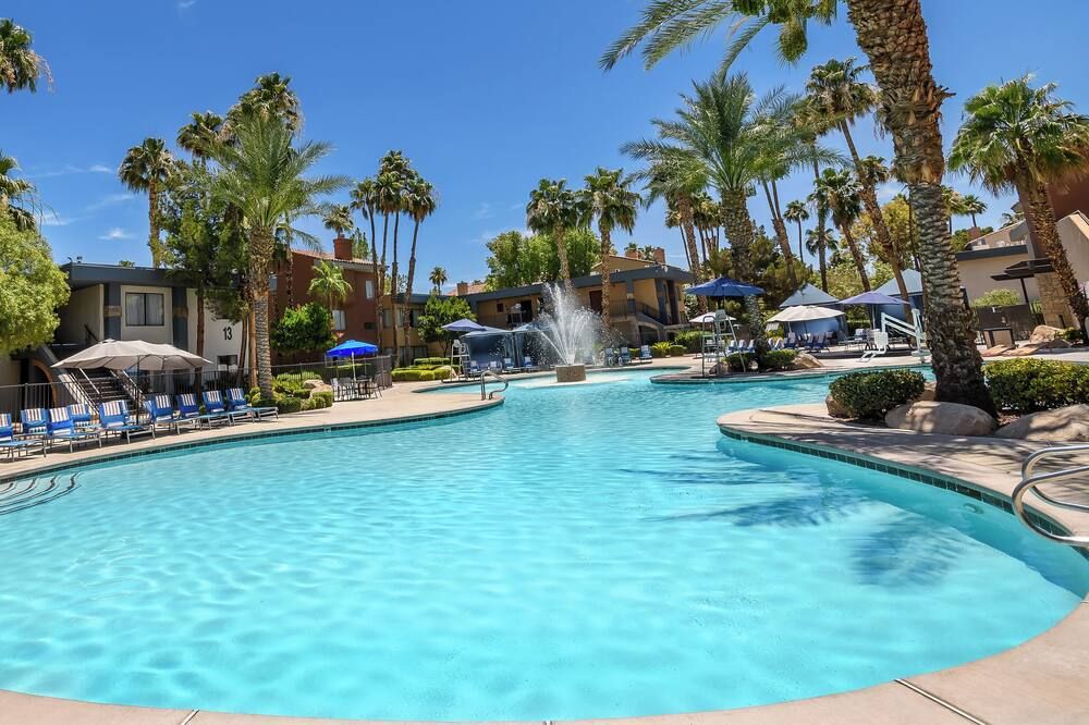 حوض السباحة