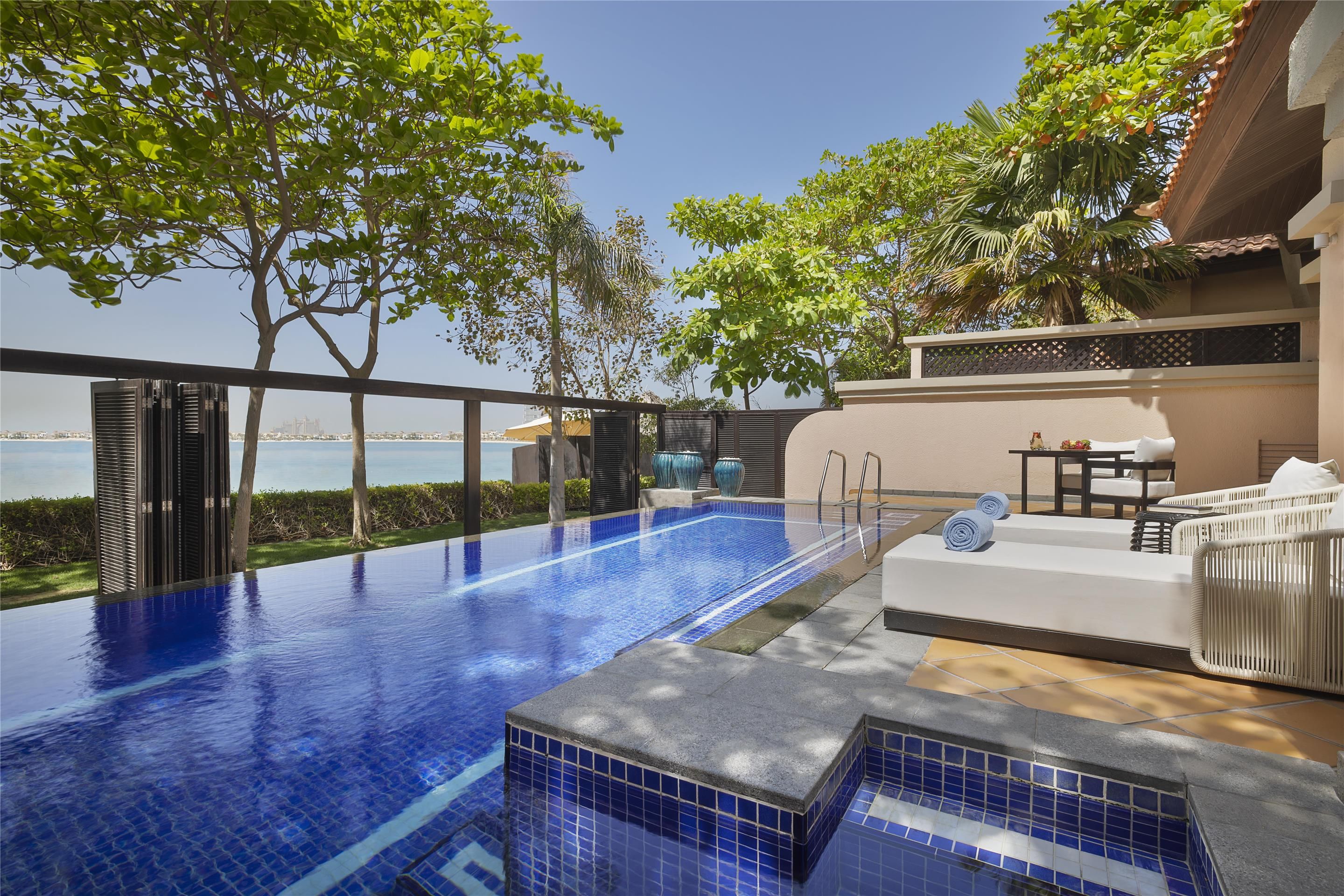 حوض السباحة