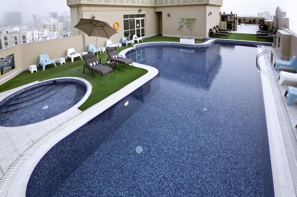 حوض السباحة