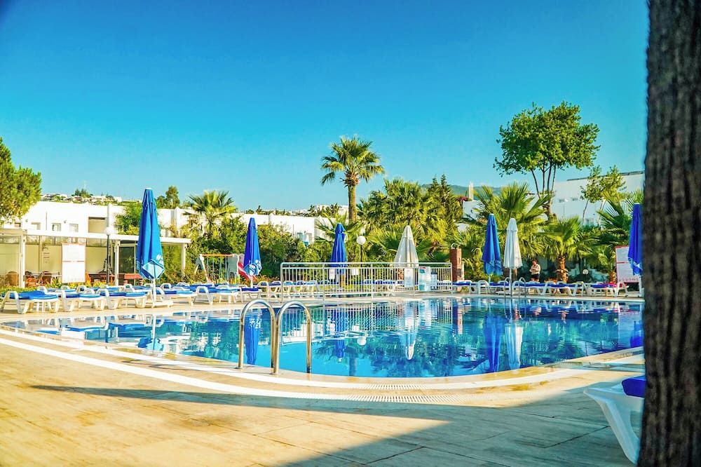 حوض السباحة