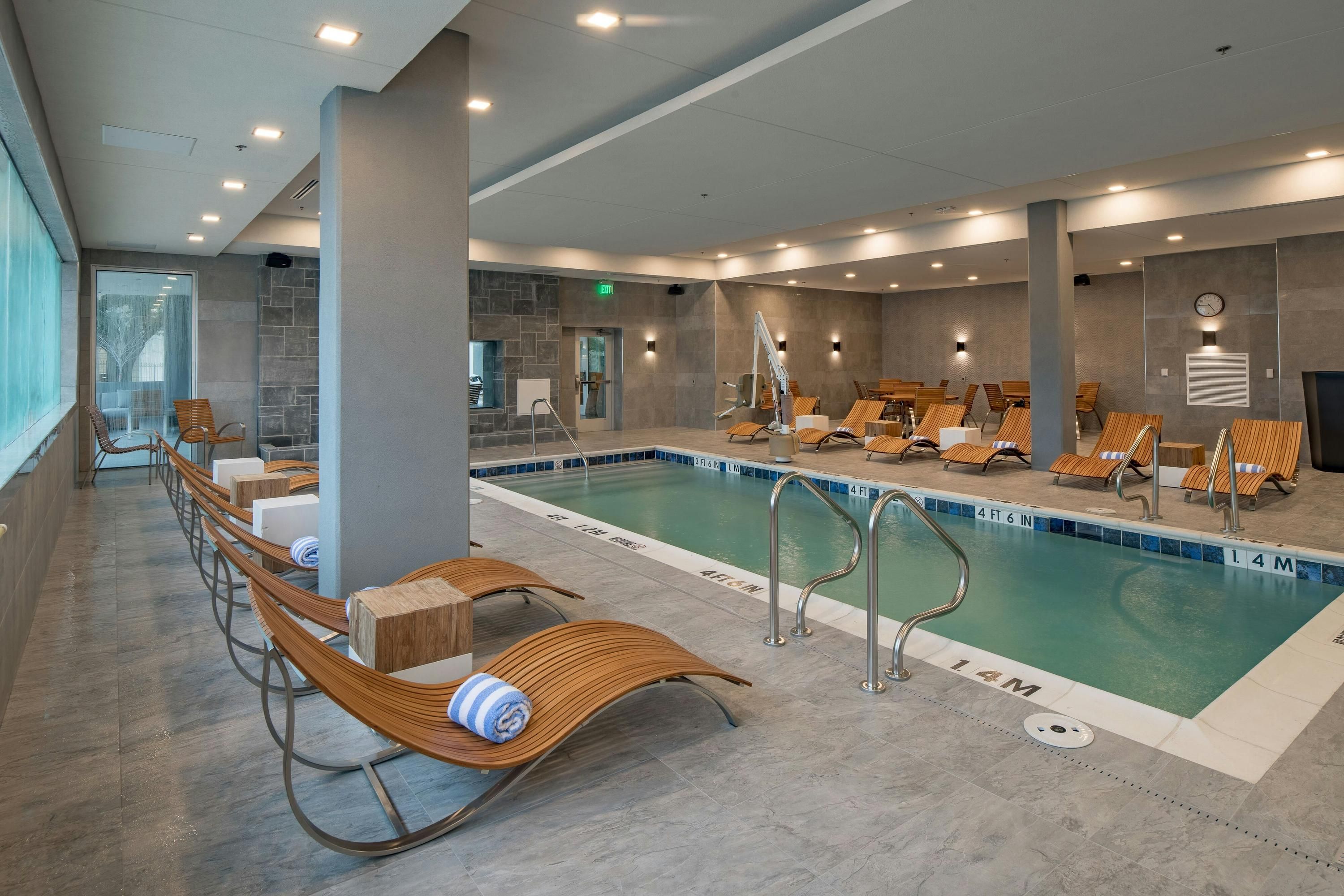 حوض السباحة