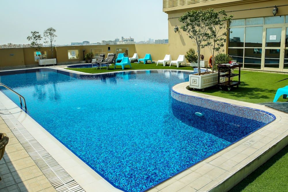 حوض السباحة