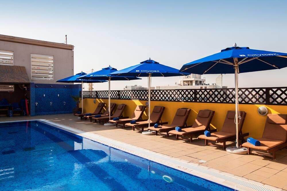 حوض السباحة