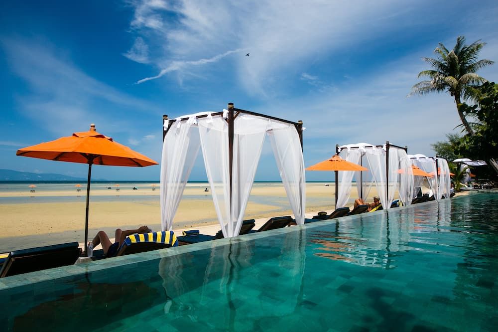 حوض السباحة