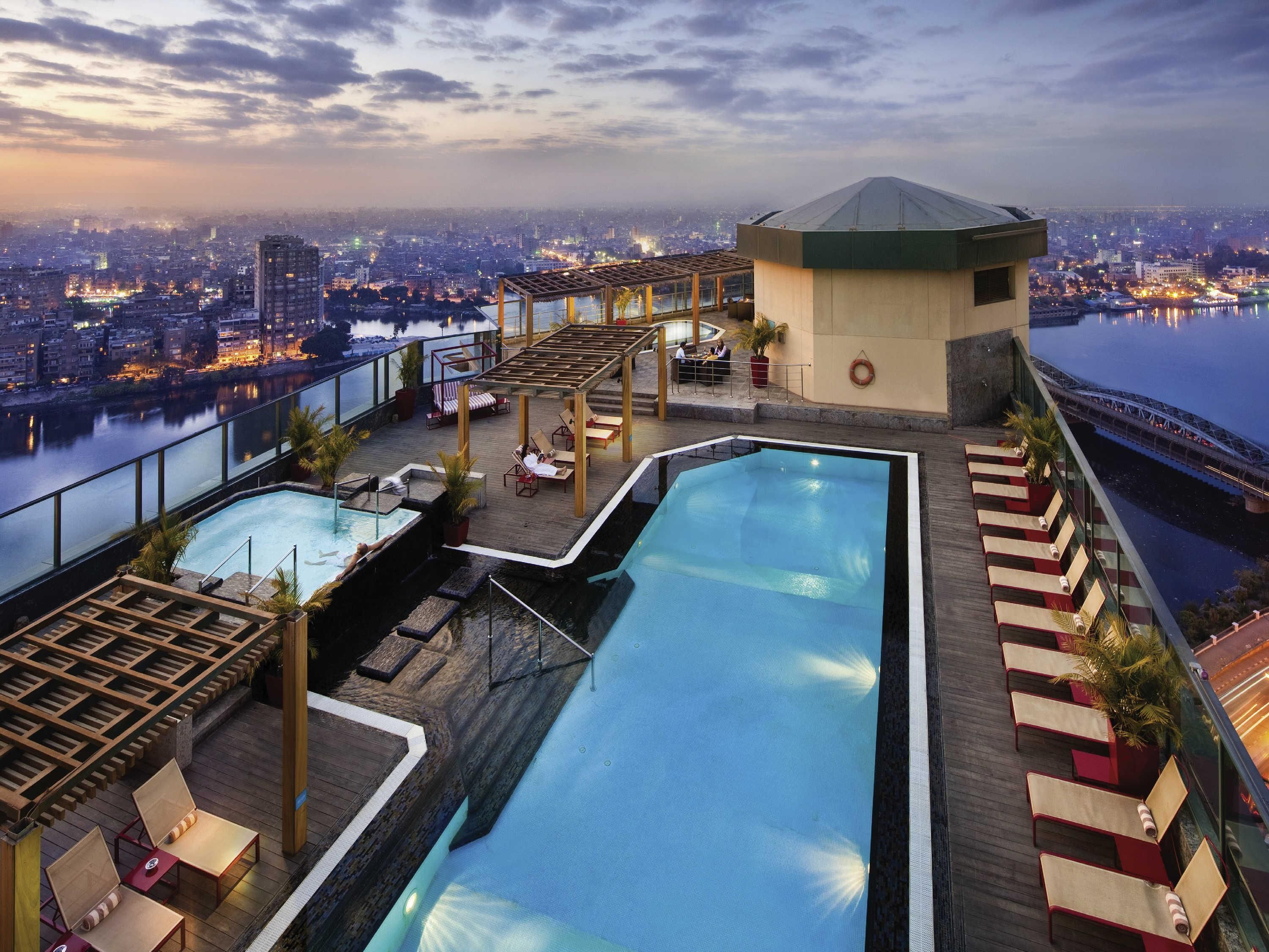 حوض السباحة