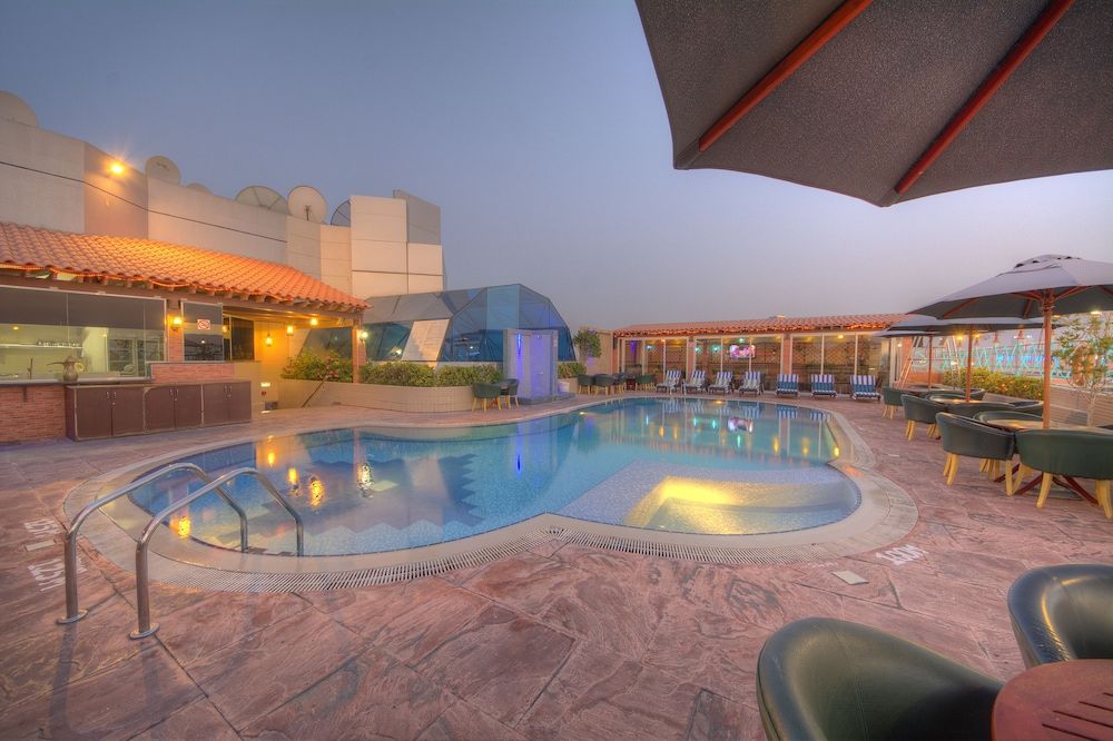 حوض السباحة