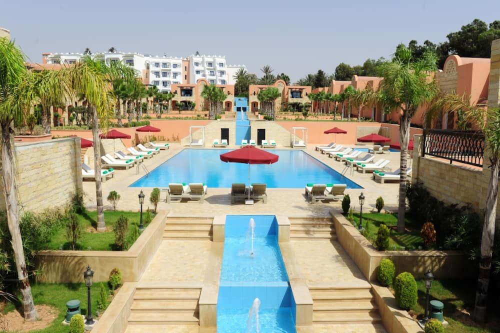 حوض السباحة