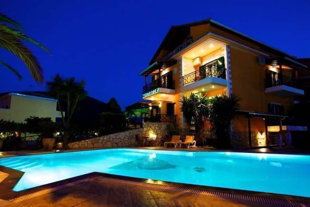 حوض السباحة